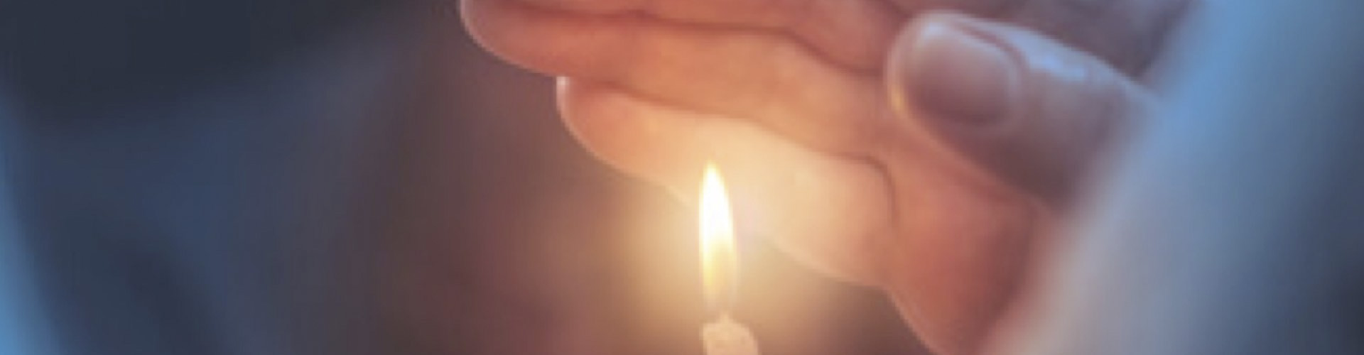 Soluciones Entidades Religiosas cabecera - Mano agarrando una vela encendida - Rural Kutxa Soluciones Entidades Religiosas cabecera - Mano agarrando una vela encendida - Rural Kutxa