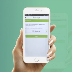 Banner Hazte Cliente Rural Kutxa. Mano sujetando móvil con hazte cliente Ruralvía
