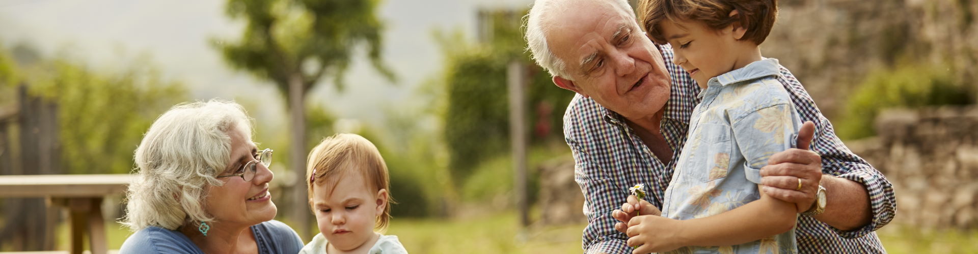 Programa Pensión - Mujer y hombre senior - Rural Kutxa abuelos-hablando-a-ninos-campo.-familia.-margaritas