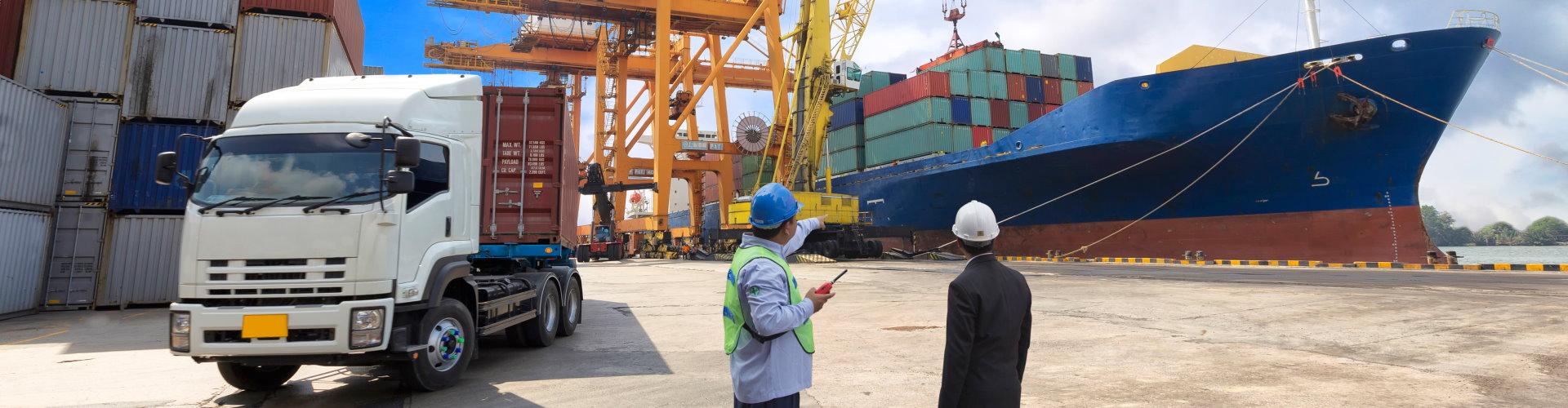 Comenzar a exportar - dos hombres hablando en puerto con contenedores barco camión.