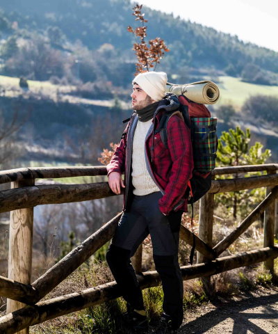 Ventajas de Seguro de Asistencia en Viaje - joven-mochilero-observando-paisaje