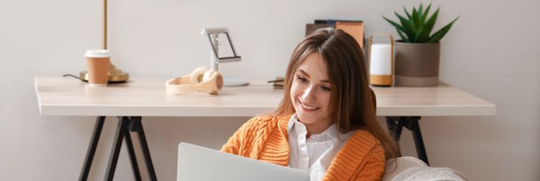 Condiciones de financiación exclusivas chica-sonriendo-mirando-ordenador