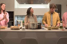 familia en cocina riendo