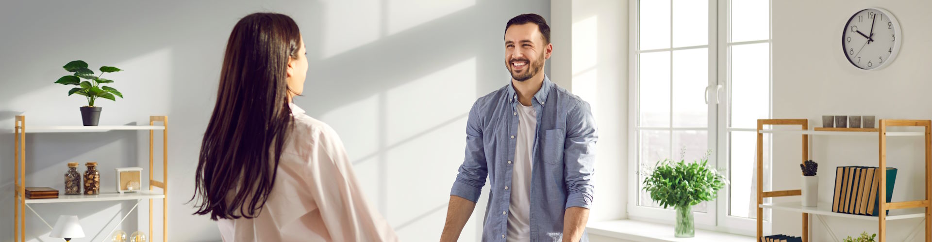 Préstamos - Pareja cargando un sofá en su casa Pareja cargando un sofá en su casa