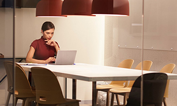 Financiación Internacional distribuidor - Mujer trabajando con portátil en sala en oficina - [dm:entidad]