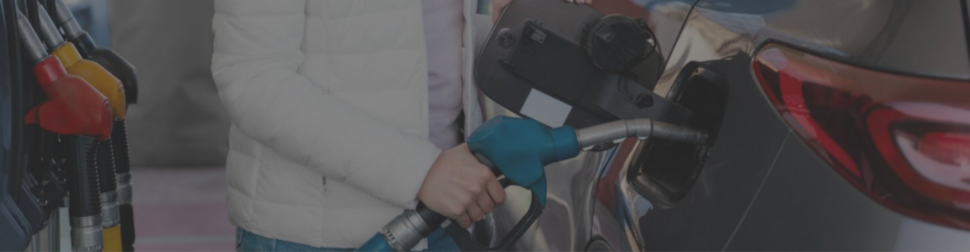 Persona echando gasolina