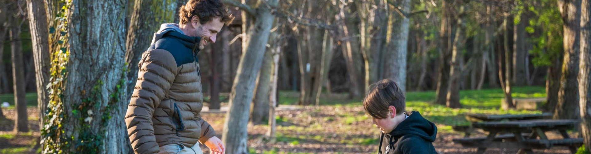 Seguros particulares - padre e hijo jugando con un balón en el parque - Rural Kutxa