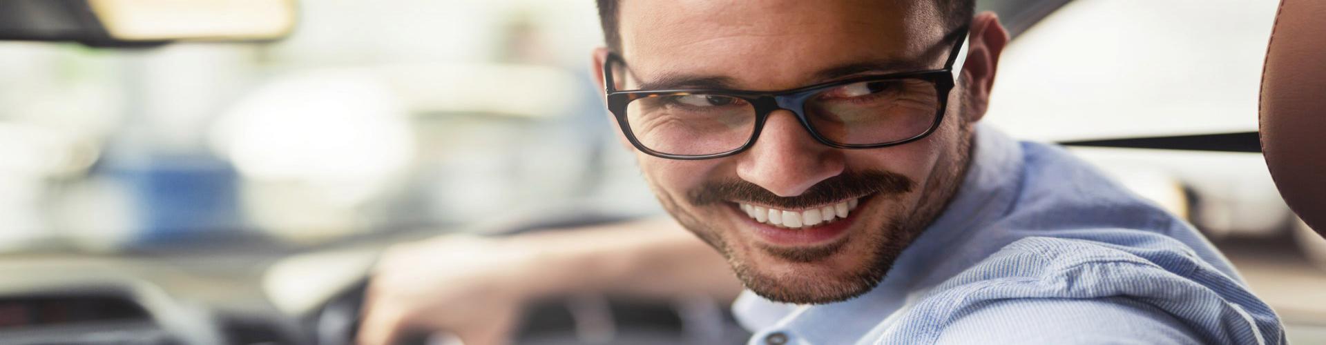 Financiación para Autónomos - Hombre con gafas sonriendo - Rural Kutxa