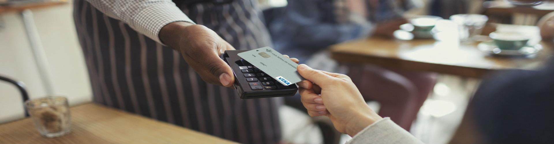 Tarjeta Cliente pagando en cafetería con tarjeta en TPV- Rural Kutxa