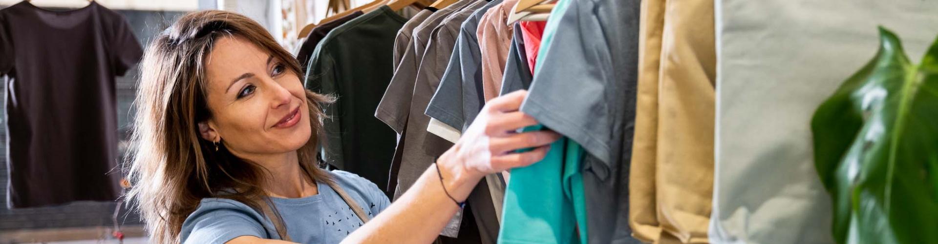 Ventajas Promueve Autónomos - mujer autónoma en su comercio de ropa