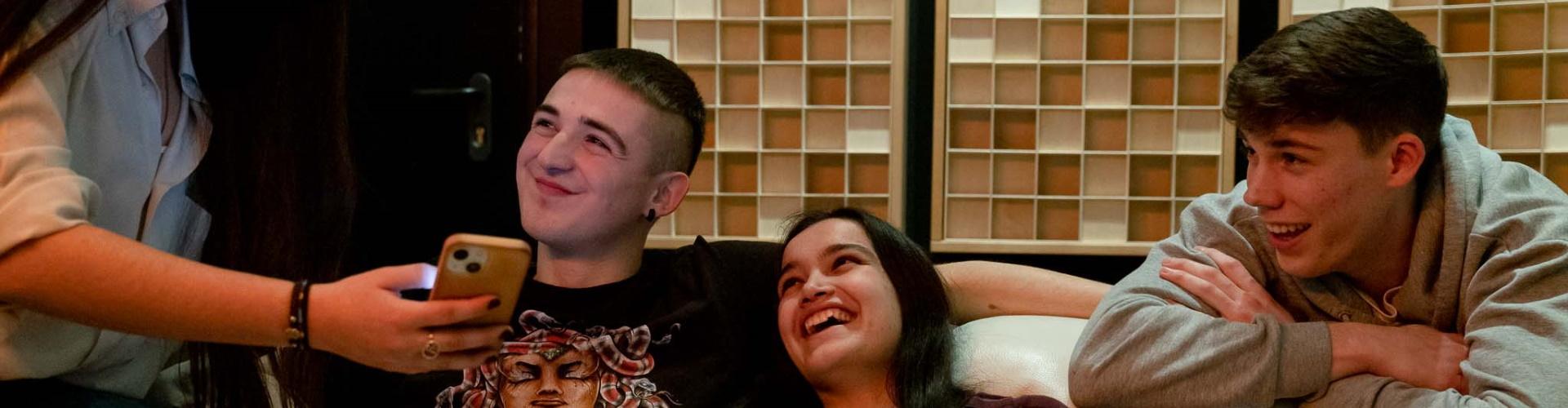Programa  Joven In - jovenes riendo en su pipero bajera