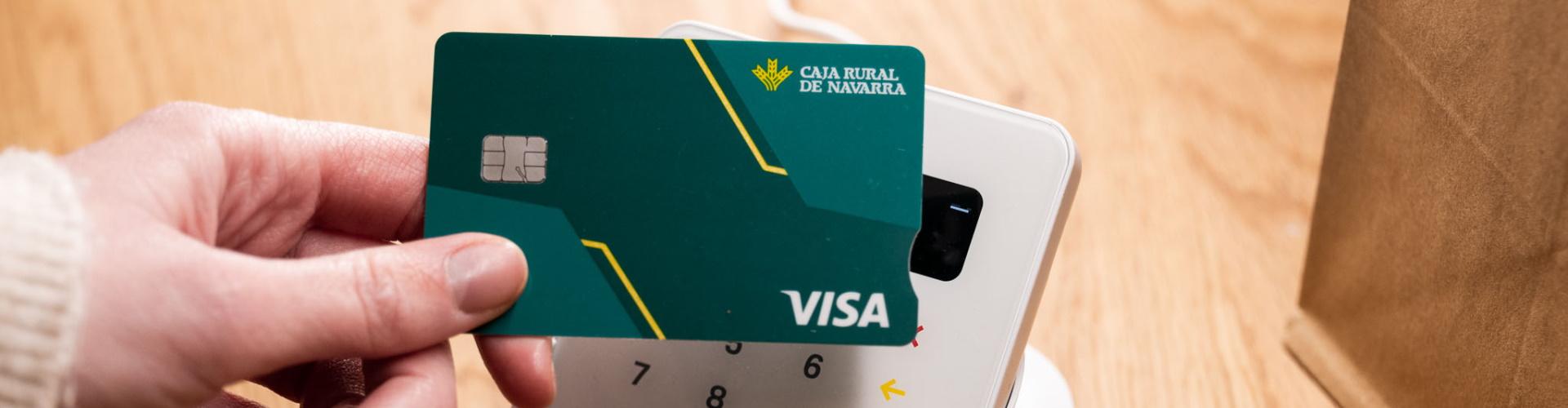 TPVs Promueve Negocios - Persona pagando con tarjeta en TPV - Rural Kutxa