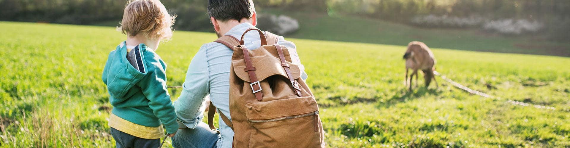 Planes de Pensiones Subportada - Padre e hijo con perro en naturaleza - Rural Kutxa