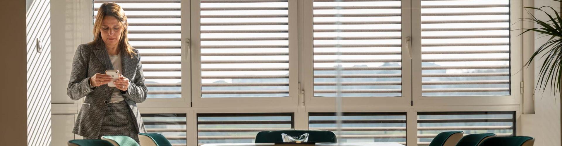 Mujer de negocios mirando cotización de valores en el móvil-Invierte en bolsa con el nuevo bróker online