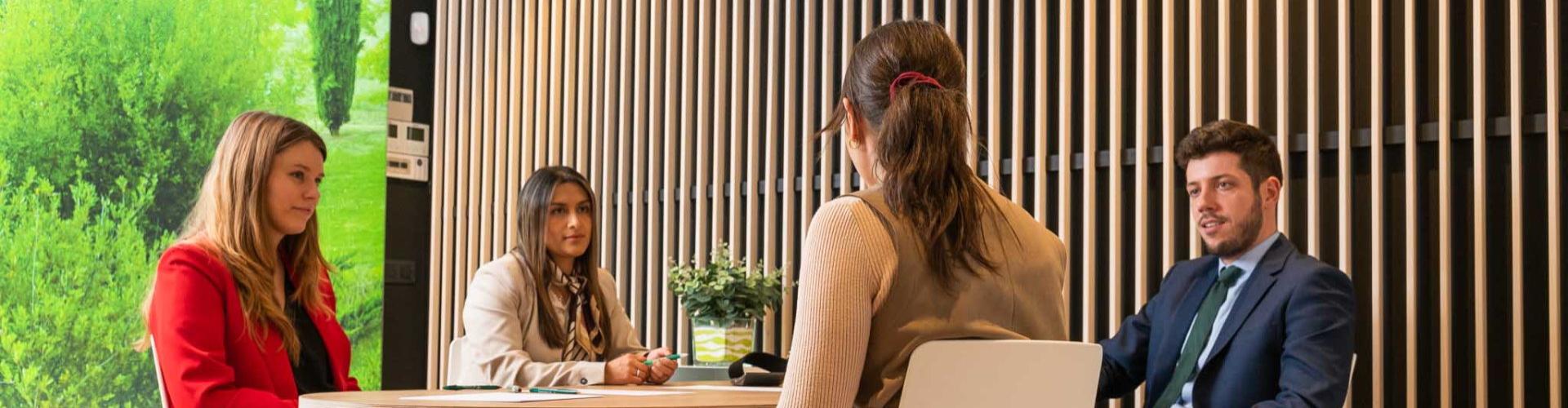 Confirming CR Navarra - Personas reunidas en mesa circular en una oficina de Rural Kutxa