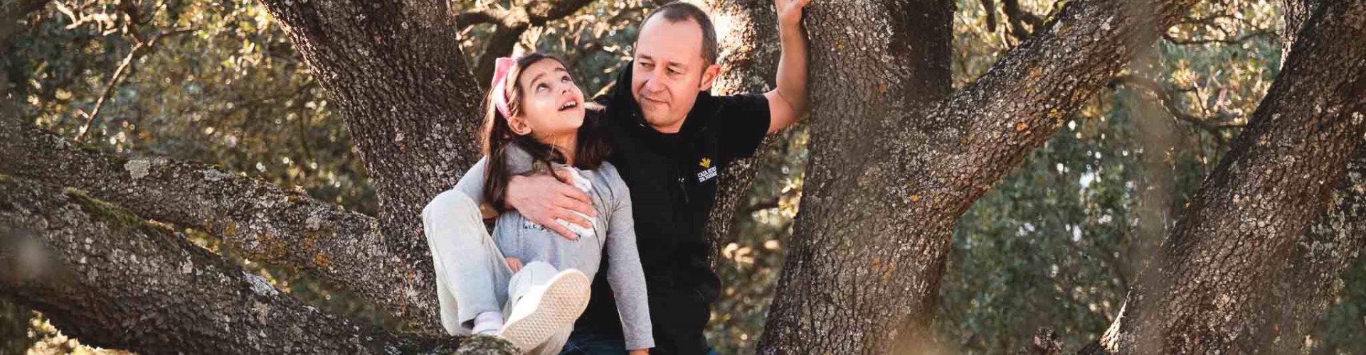 Seguro de Vida RGAMasVida - padre-e-hija-subidos-en-un-arbol