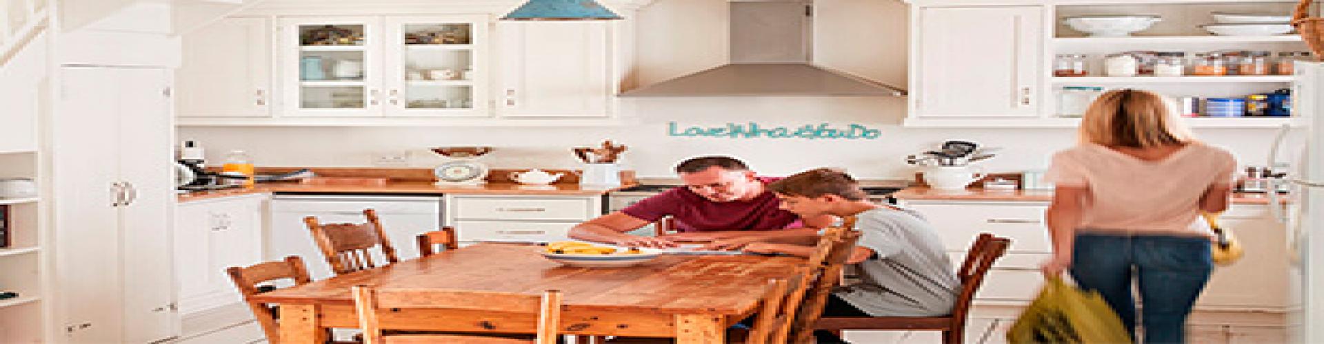Hipoteca Mixta Vinculación distribuidor - Familia en la cocina de su casa - Rural Kutxa