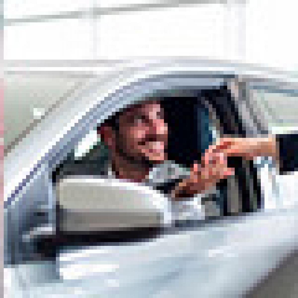 Auto bat erostea - Gazte bati bere auto berriaren giltzak ematen dizkiote