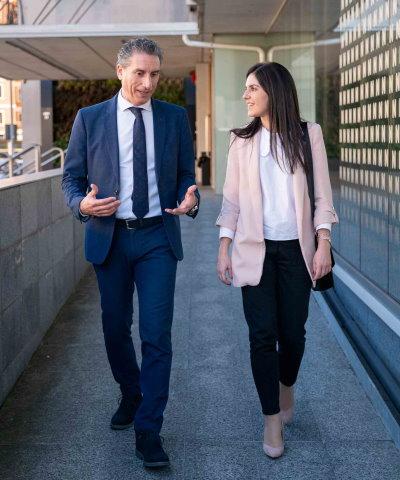 Momento Centros Educativos - Hombre y mujer de traje hablando - Rural Kutxa