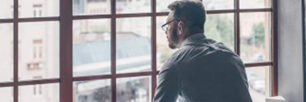 Crédito Promueve Autónomos - Hombre en oficina mirando por la ventana Crédito Promueve Autónomos - Hombre en oficina mirando por la ventana