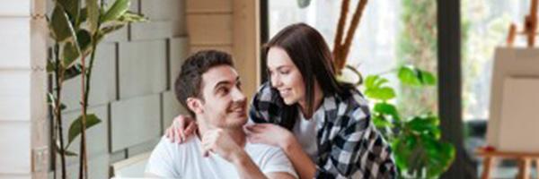 Cuenta Promueve Autónomos - Pareja joven sonriendo en casa Cuenta Promueve Autónomos - Pareja joven sonriendo en casa