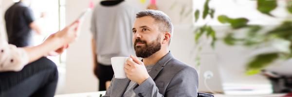 Hombre de traje con café en la mano