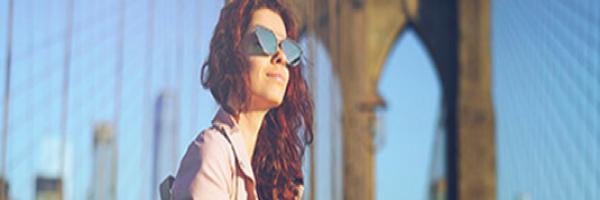 Chica joven con gafas de sol Chica joven con gafas de sol