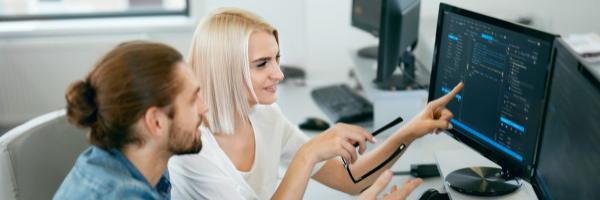 Soluciones y servicios para emprendedores - Dos personas trabajando con un ordenador Soluciones y servicios para emprendedores - Dos personas trabajando con un ordenador