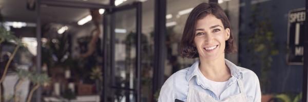veamos-nacer-esa-nueva-idea-mujer-frente-a-su-negocio-sonriendo Rural Kutxa veamos-nacer-esa-nueva-idea-mujer-frente-a-su-negocio-sonriendo Rural Kutxa