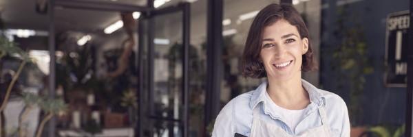 veamos-nacer-esa-nueva-idea-mujer-frente-a-su-negocio-sonriendo Rural Kutxa