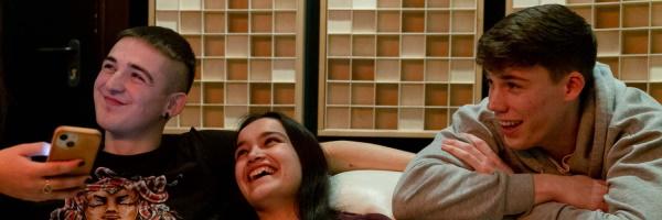 Programa  Joven In - jovenes riendo en su pipero bajera