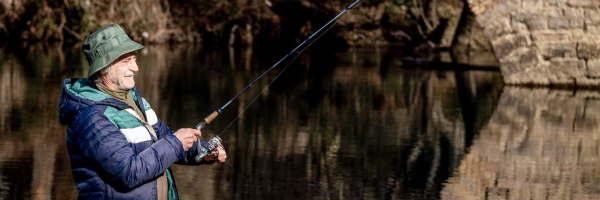 Planes de pensiones-hombre-pescando-en-el-río-caja-rural-de-navarra