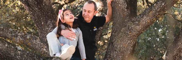 Bizi-Asegurua RGAMasVida - padre-e-hija-subidos-en-un-arbol