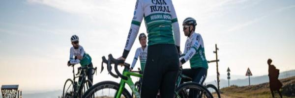 Seguro de Accidentes RGAPersonalPlus - Grupo de ciclistas parado charlando Seguro de Accidentes RGAPersonalPlus - Grupo de ciclistas parado charlando