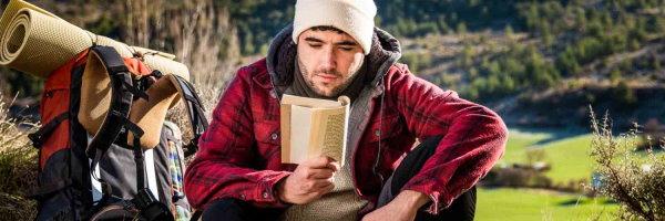Seguro de Asistencia en Viaje - joven-mochilero-leyendo-libro Seguro de Asistencia en Viaje - joven-mochilero-leyendo-libro