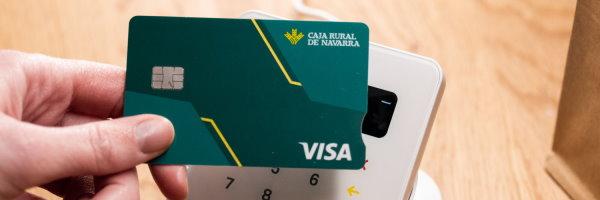 mano acercando tarjeta a tpv de Rural Kutxa mano acercando tarjeta a tpv de Rural Kutxa