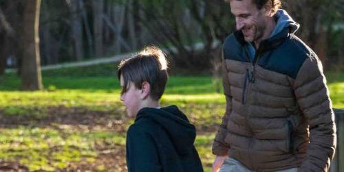 Planes de pensiones y previsión Padre e hijo jugando al futbol en el parque