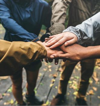 Asociaciones - Imagen con diferentes personas con las manos juntas transmitiendo la unión de una asociación