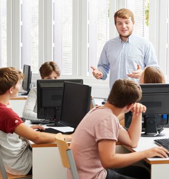 Centros educativos - Grupo de estudiantes con un profesor dando clase en la universidad