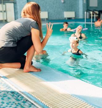 Federaciones y Clubs deportivos - Niños pequeños jugando en la piscina y disfrutando del deporte