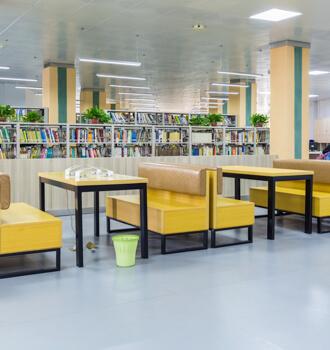 Sector Público - Imagen de una biblioteca con mesas y sillas representando un edificio público