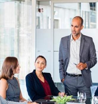 Hombre y mujeres reunidos