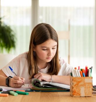 Centros educativos - niña estudiando en el aula