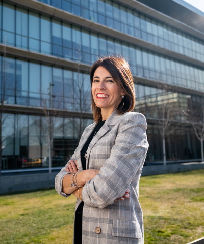 Ventajas para Empresas - Hombre y mujer de negocios en una reunion en la oficina