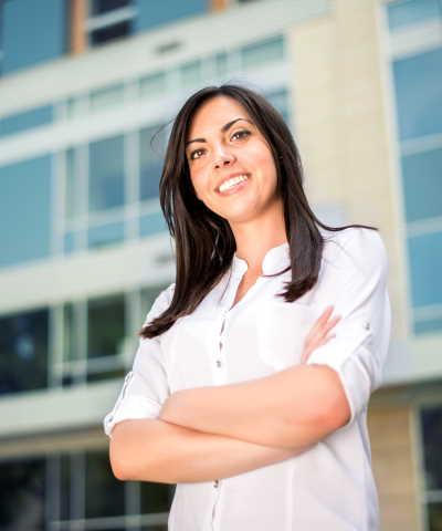 Cuenta Crédito-mujer-de-negocio-autonoma-camisa-blanca-edificio-emprendedora-caja-rural-de-navarra