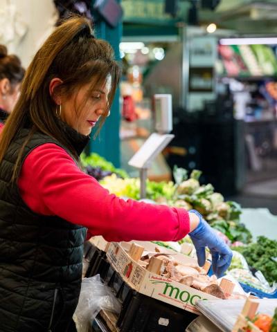 Crédito Promueve Autónomos - tendera en frutería - Rural Kutxa